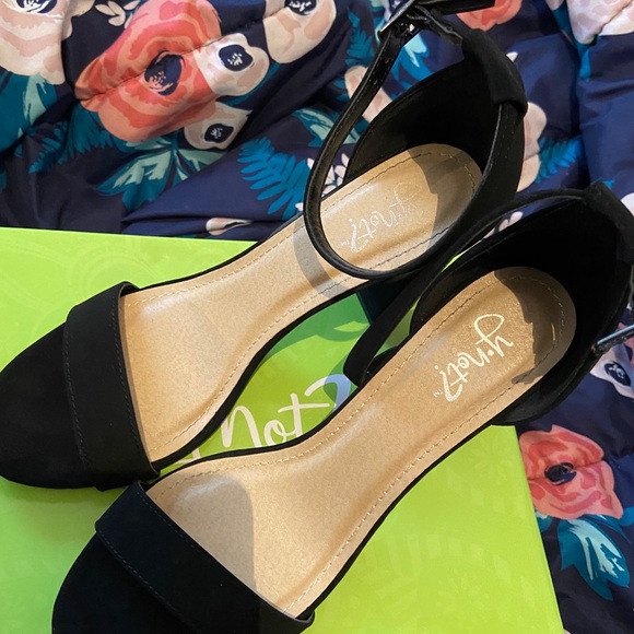 Black heels size 8.5 in womens - Picture 4 of 5